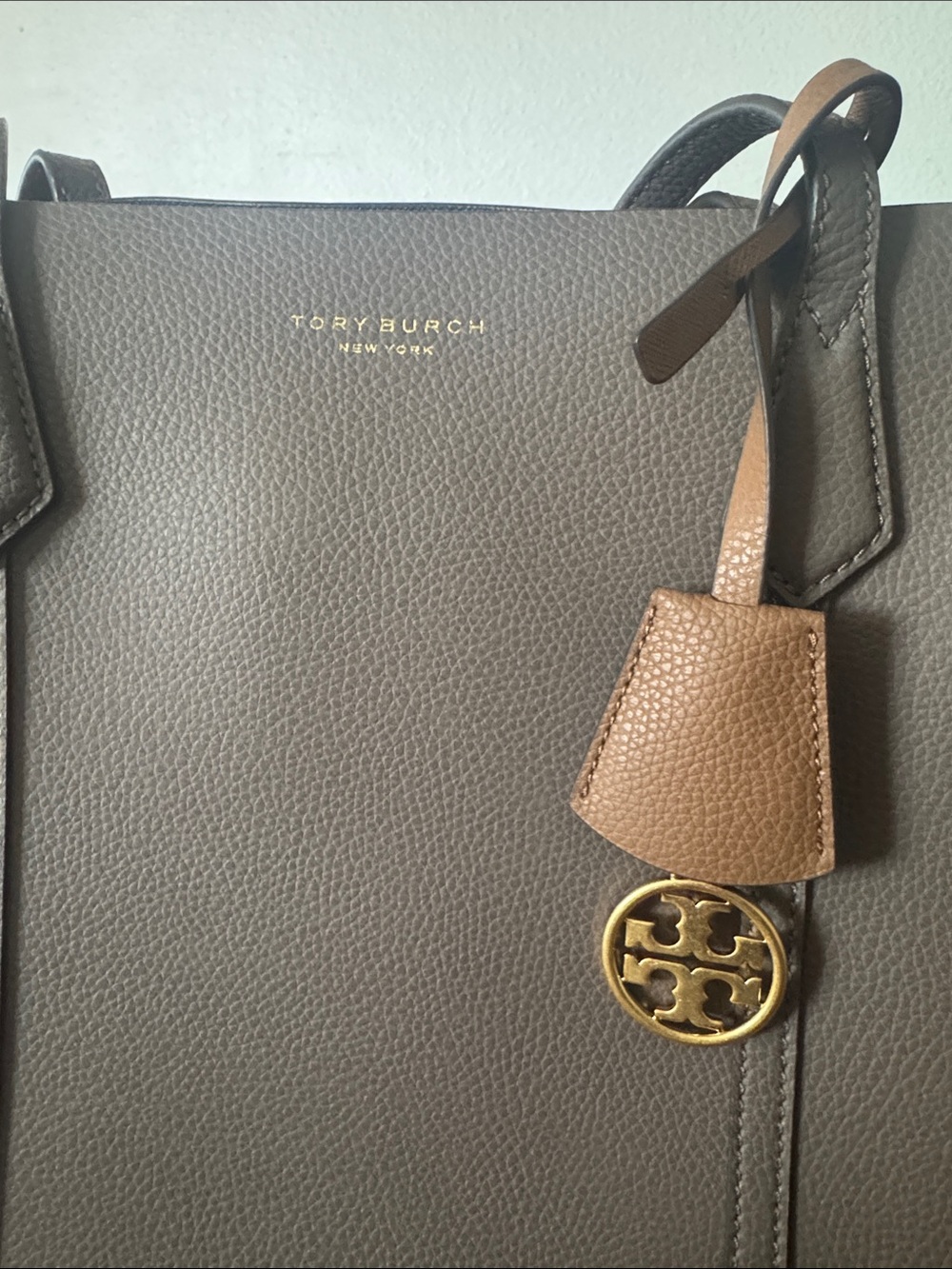 Brand NEW Tory Burch “Perry”Taupe Pebbled Leather Tote with Tan Charm - Picture 11 of 13